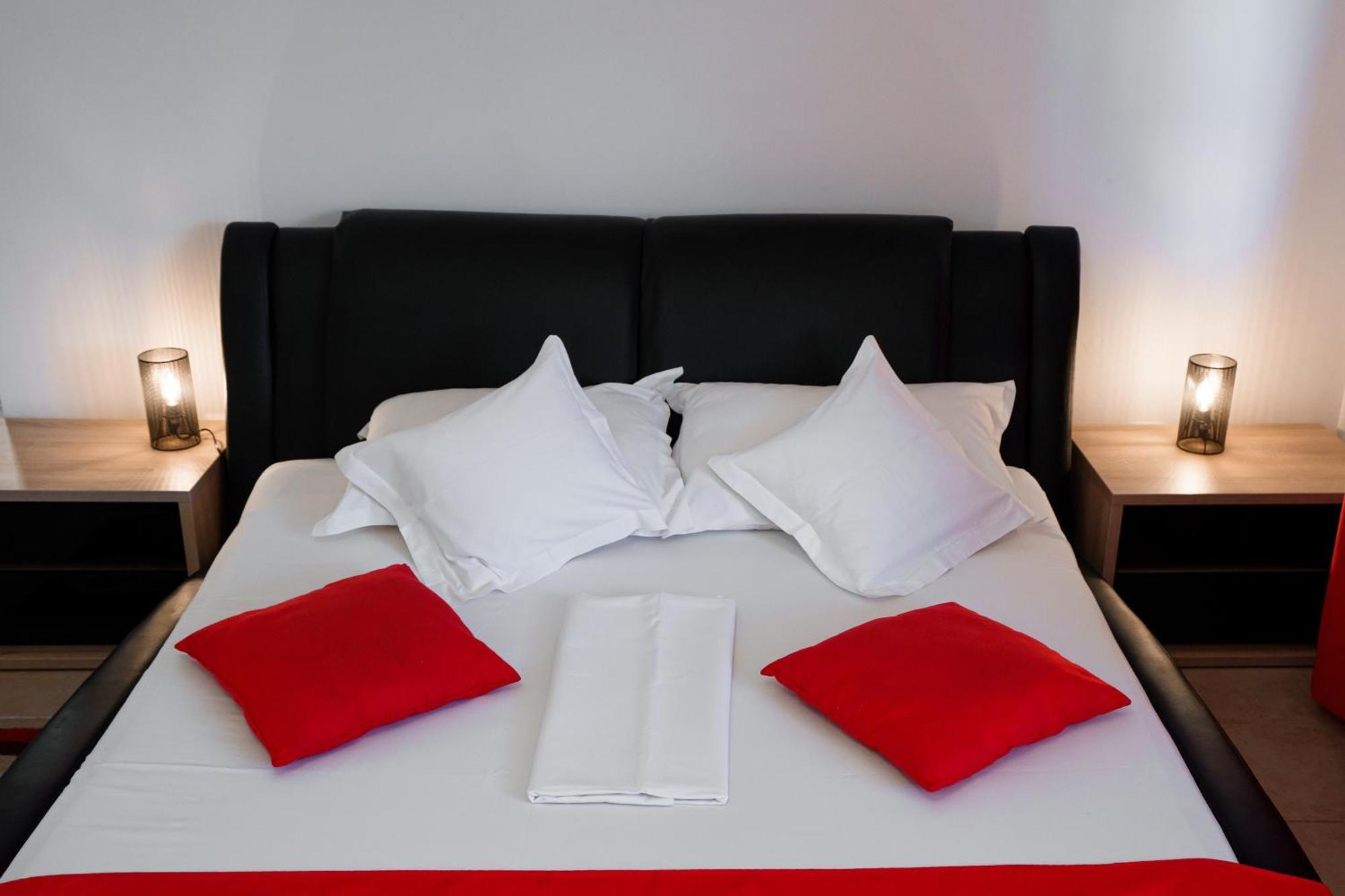 Hotel Raluca à Năvodari Extérieur photo